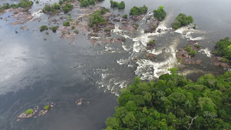 Drohne-Fliegt-Um-Die-Stromschnellen-Saut-Maripa-Französisch-Guayana-Brasilien